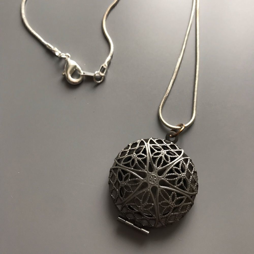 Diffuser  necklace - Picture 3 of 3